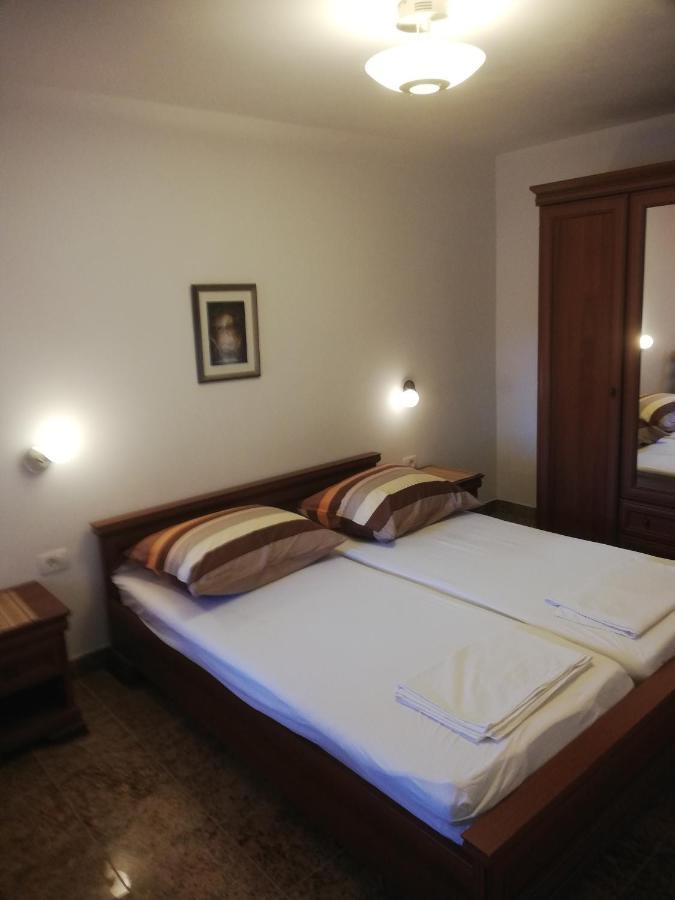 Apartman Nevia Lka Opric Екстер'єр фото